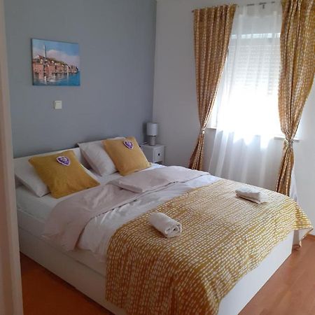Lola Apartmani Ровин Екстериор снимка