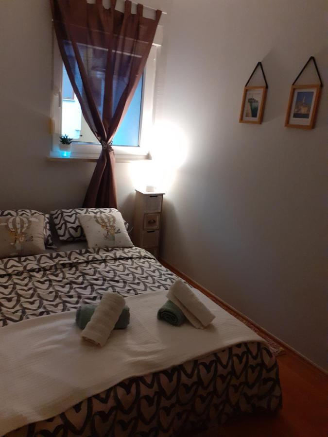 Lola Apartmani Ровин Екстериор снимка