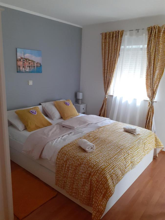 Lola Apartmani Ровин Екстериор снимка