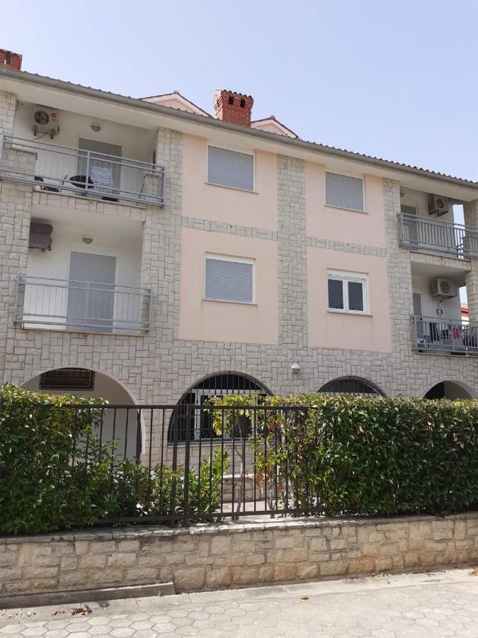 Lola Apartmani Ровин Екстериор снимка